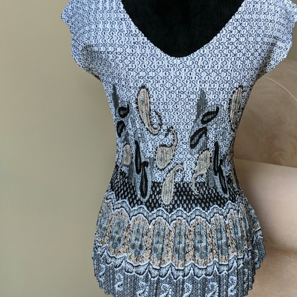 NWT PAISLEY SHORT SLEEVE BLOUSE